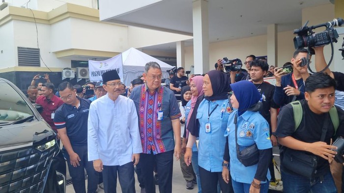 Mensos Gus Ipul tengok korban ledakan SMAN 72