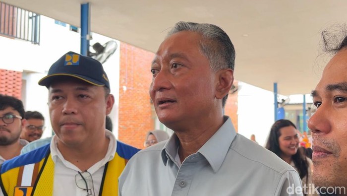 Menteri Pekerjaan Umum Dody Hanggodo saat diwawancarai di Sekolah Rakyat Terintegrasi (SRT) 30 Medan, Minggu (9/11). (Finta Rahyuni/detikSumut)