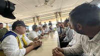 Foto: Menteri PU Dody Hanggodo saat berdialog dengan perwakilan pedagang di Pusat Pasat Medan. (Kartika Sari/detikSumut)
