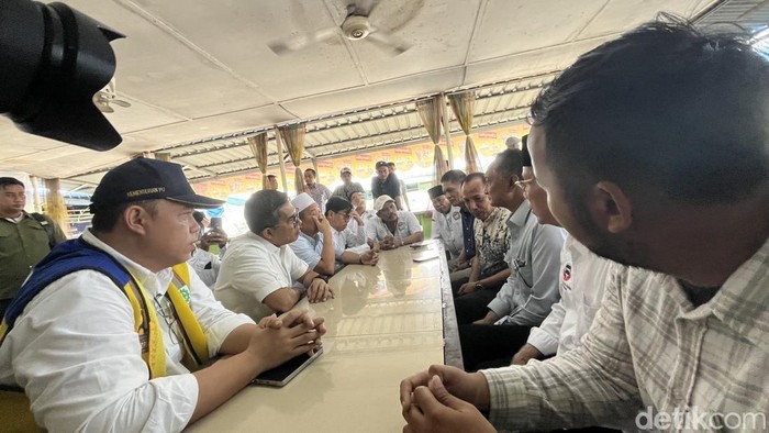 Menteri PU Dody Hanggodo saat berdialog dengan pedagang di Pusat Pasat Medan. (Kartika Sari/detikSumut)