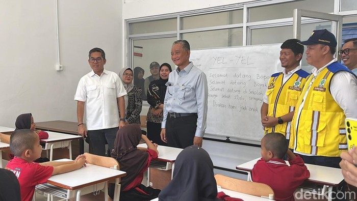 Menteri PU Dody saat mengunjungi Sekolah Rakyat Terintegrasi (SRT) 30 Medan di Balai Pelatihan Vokasi dan Produktivitas (BPVP) Kementerian Ketenagakerjaan (Kemnaker), Minggu (9/11). (Finta Rahyuni/detikSumut)