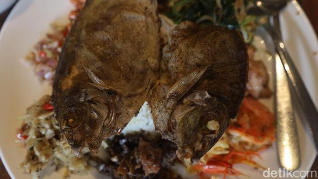 Menu Nasi Pesisir dengan lauk ikan baronang di Warung Ajik, Sanur, Denpasar, Bali. (Foto: Aryo Mahendro/derikBali)