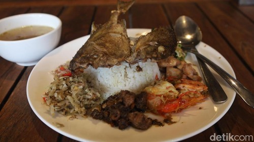Menu Nasi Pesisir dengan lauk ikan baronang di Warung Ajik, Sanur, Denpasar, Bali. (Foto: Aryo Mahendro/derikBali)
