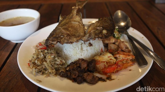 Menu Nasi Pesisir dengan lauk ikan baronang di Warung Ajik, Sanur, Denpasar, Bali. (Foto: Aryo Mahendro/derikBali)