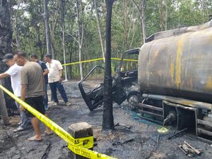 Mobil Angkut Solar Terbakar di Kebun Karet, Warga Dengar Suara Ledakan 4 Kali