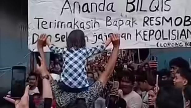 Momen balita bernama Bilqis (4) digendong ayahnya saat disambut kedatangannya oleh warga di Makassar. Momen balita bernama Bilqis (4) digendong ayahnya saat disambut kedatangannya oleh warga di Makassar.