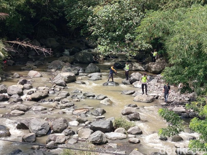 Suasana relawan gabungan melakukannya pencarian terhadap korban yang hilang diduga saat mencari ikan di Sungai Semawang, Kecamatan Bandongan, Kabupaten Magelang, Minggu (9/11/2025).