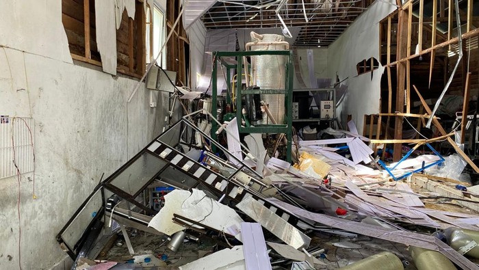 Pabrik pembuatan es kristal dan depot isi ulang di Lorong Nangka 1, Desa Ujong Baroh, Kecamatan Johan Pahlawan, Aceh Barat meledak siang tadi. (dok. Polres Aceh Barat)