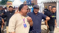 Direktur Transmedia, Latif Harnoko bersama Wali Kota Bandung Muhammad Farhan berkeliling di kawasan WJF 2025.