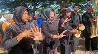 Ada juga kaum ibu yang merupakan warga Kasepuhan Sukaresmi yang melakukan ngibing atau menari.