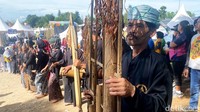 Angklung buhun berusia puluhan hingga ratusan tahun menyambut para pengunjung di gerbang masuk.