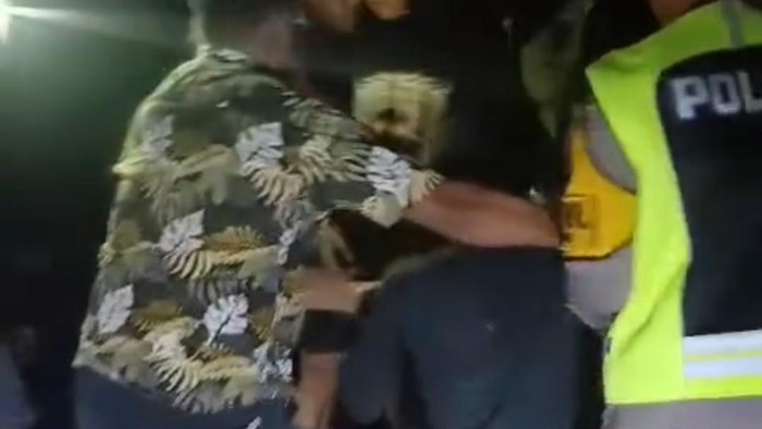 Pelaku begal dan percobaan perkosaan di Ngimbang, Lamongan saat diamankan polisi dari amuk massa