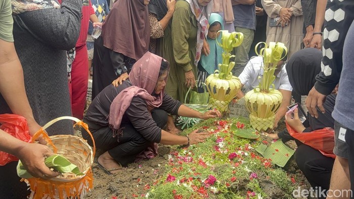 Pemakaman Reno di TPU Putat Gede, Surabaya