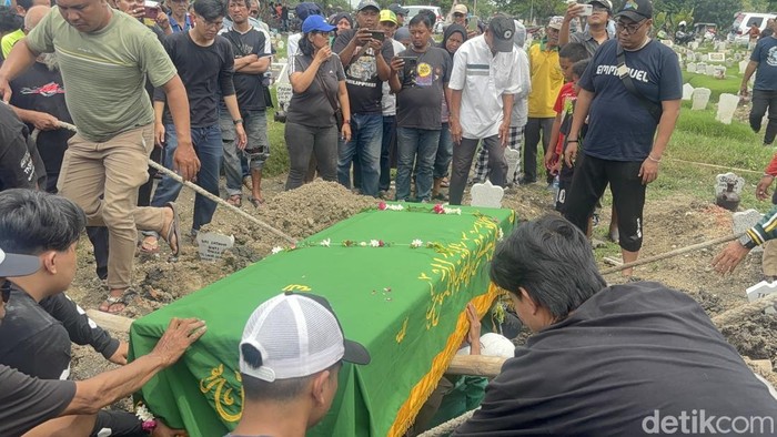 Pemakaman Reno di TPU Putat Gede, Surabaya