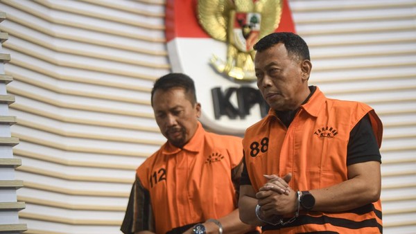 Potret Bupati Ponorogo Kenakan Rompi Oranye Usai Ditetapkan Tersangka Suap