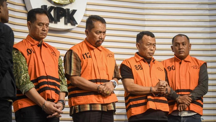 Para tersangka yakni Bupati Ponorogo Sugiri Sancoko (kedua kanan) bersama Sekda Kabupaten Ponorogo Agus Pramono (kedua kiri), Direktur RSUD Dokter Harjono Ponorogo Yunus Mahatma (kiri) dan pihak swasta Sucipto (kanan) dihadirkan dalam konferensi pers di gedung Merah Putih KPK, Jakarta, Minggu (9/11/2025). Dari hasil operasi tangkap tangan, KPK menetapkan dan menahan Bupati Ponorogo Sugiri Sancoko, Sekda Agus Pramono, Direktur RSUD Harjono Kabupaten Ponorogo Yunus Mahatma, dan pihak swasta Sucipto sebagai tersangka terkait kasus dugaan suap pengurusan jabatan, dugaan suap proyek pekerjaan di RSUD Ponorogo dan gratifikasi di lingkungan Pemerintah Kabupaten Ponorogo. ANTARA FOTO/Muhammad Adimaja/sgd