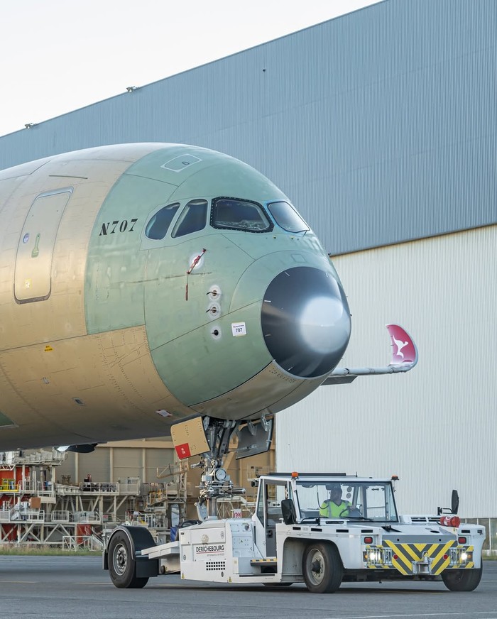 Penampakan pesawat Qantas A350-1000ULR yang akan terbang non-stop selama 22 jam