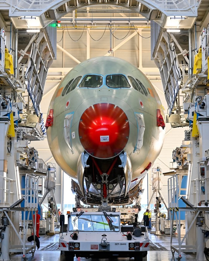 Penampakan pesawat Qantas A350-1000ULR yang akan terbang non-stop selama 22 jam