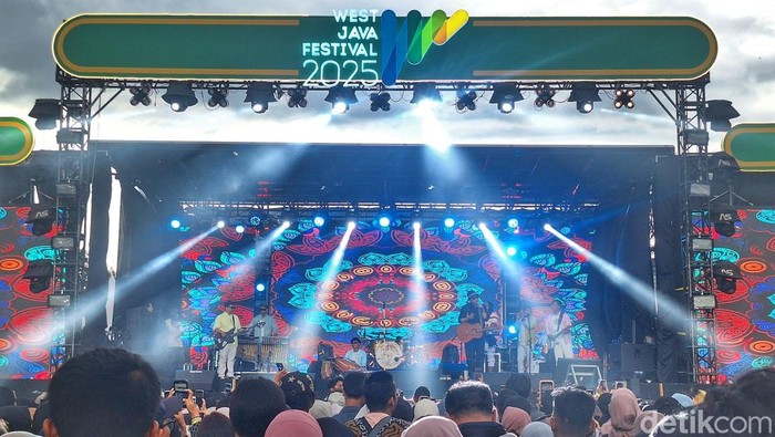 Penampilan Doel Sumbang saat event West Java Festival (WJF) 2025 di Kiara Artha Park, Kota Bandung, Minggu (9/11/2025).