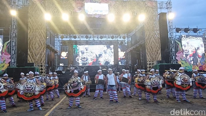 Penampilan Garapan Budaya Okokan dalam Sanur Village Festival 2025 di Muntig Siokan, Denpasar, Bali pada Minggu (9/11/2025).