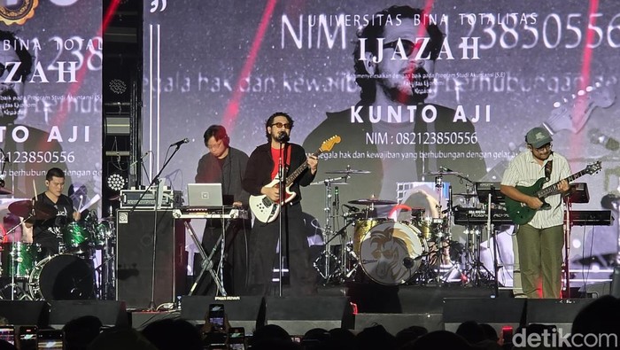 Penampilan Kunto Aji di West Java Festival 2025.