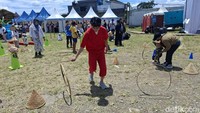 Tak hanya anak-anak, orang dewasa pun ikut bersenang-senang bermain permainan tradisional di West Java Festival 2025. Area ini juga menjadi sarana bagi pengunjung keluarga untuk bermain bersama.