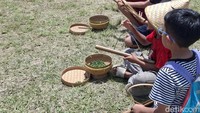 Bedil jepret, senapan tradisional dengan peluru berupa leunca menjadi salah satu yang paling banyak dicoba. Pengunjung bisa membidikkan peluru pada target berupa bola, yang berdiri disangga dengan bilah bambu.
