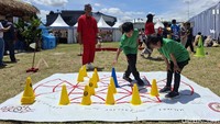 Di area yang digelar oleh Komunitas Hong tersebut, pengunjung bisa mencoba aneka permainan tradisional dari berbagai daerah, termasuk Jawa Barat.