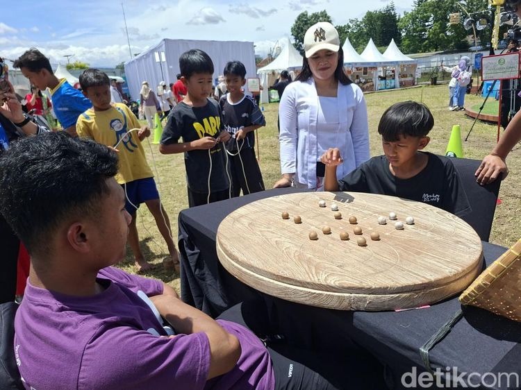 Semarak Permainan Tradisional di West Java Festival 2025