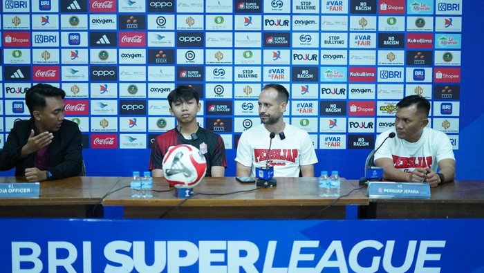 Konferensi pers Persijap Jepara jelang melawan Madura United FC di Stadion Gelora Ratu Pamelingan, Pamekasan, Sabtu (8/11/2025) malam.