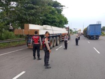 Ganggu Lalin, Truk Parkir Liar-PKL di 5 Pintu Tol Cirebon Ditertibkan
