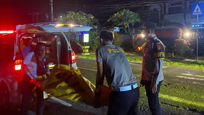Petugas mengevakuasi korban kecelakaan maut di Jalan Denpasar-Gilimanuk, tepatnya di Lingkungan Bilukpoh Kangin, Kelurahan Tegalcangkring, Kecamatan Mendoyo, Jembrana, Bali. (Foto: Polres Jembrana)