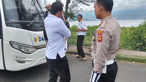 Petugas saat menangkap kondektur bus Perum DAMRI inisial FJ (20) di Pelabuhan Gilimanuk, Jembrana, Minggu (9/11/2025). FJ ditangkap seusai melakukan penusukan di Denpasar. (Foto: Dok. Polres Jembrana)