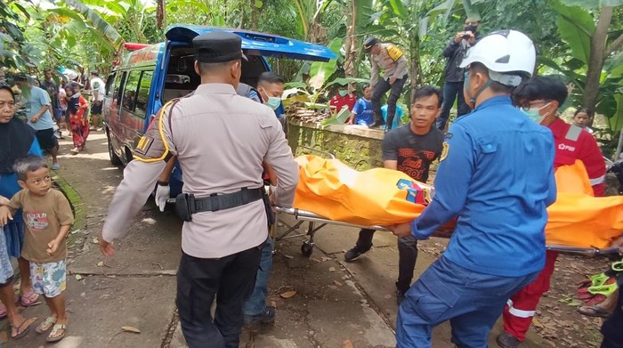 Petugas saat mengevakuasi mayat wanita tanpa identitas di Sungai Celeng, Imogiri, Bantul, Minggu (9/11/2025).