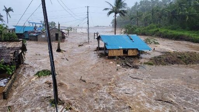 This handout photo taken on November 9, 2025 and released by the Pandan Municipal Disaster Risk Reduction and Management Office (PANDAN-MDRRMO) shows houses amid surging floodwaters as Super Typhoon Fung-wong hit the coast in Pandan, Catanduanes province.  (Photo by Handout / Pandan Municipal Disaster Risk Reduction and Management Office / AFP) / RESTRICTED TO EDITORIAL USE - MANDATORY CREDIT 