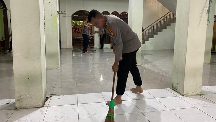 Polres Metro Jakarta Utara bersama Polsek Kelapa Gading melakukan pembersihan di masjid SMA Negeri 72 Kelapa Gading, Jakarta Utara, usai insiden leadakan. Aksi peduli personel kepolisian ini sekaligus memperbaiki masjid sekolah yang terdampak ledakan.