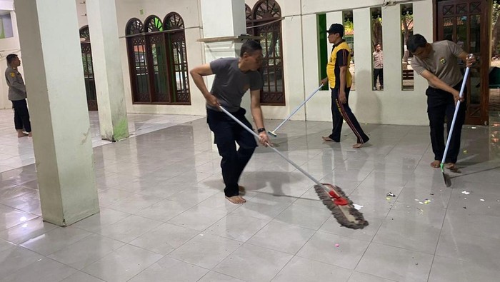 Polres Metro Jakarta Utara bersama Polsek Kelapa Gading melakukan pembersihan di masjid SMA Negeri 72 Kelapa Gading, Jakarta Utara, usai insiden leadakan. Aksi peduli personel kepolisian ini sekaligus memperbaiki masjid sekolah yang terdampak ledakan.