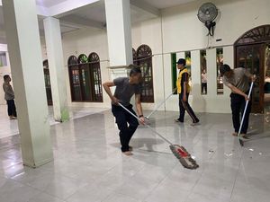 Momen Polisi Bersihkan dan Perbaiki Masjid SMAN 72 Jakarta Usai Ledakan