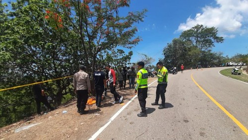 Polisi mengolah TKP penemuan jenazah Kalaksa BPBD Belu, Fransiskus Xaverius Asten, di jurang Sabanese, Jalan Trans Timor km 6, Desa Fatuketi, Kecamatan Kakuluk Mesak, Belu, NTT, Minggu (9/11/2025). (Dok. Polres Belu)