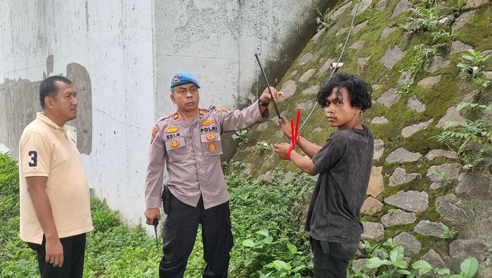 Polisi menangkap pria berinisial MAH (20) pelaku pencurian kabel lampu Jalan Tol Kunciran, Bandara Soekarno Hatta (Soetta), Kota Tangerang. Satu pelaku masih dalam pengejaran polisi (DPO).