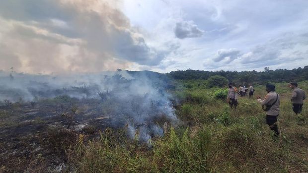 Polres Kampar melakukan pemadaman karhutla di lahan seluas 20 hektare di Kampar Kiri. Polres Kampar melakukan pemadaman karhutla di lahan seluas 20 hektare di Kampar Kiri, Minggu (9/11/2025).