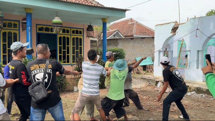 Anggota Polsek Kejayan, Pasuruan bersama warga gotong royong renovasi musala di Dusun Krajan, Desa Kepuh