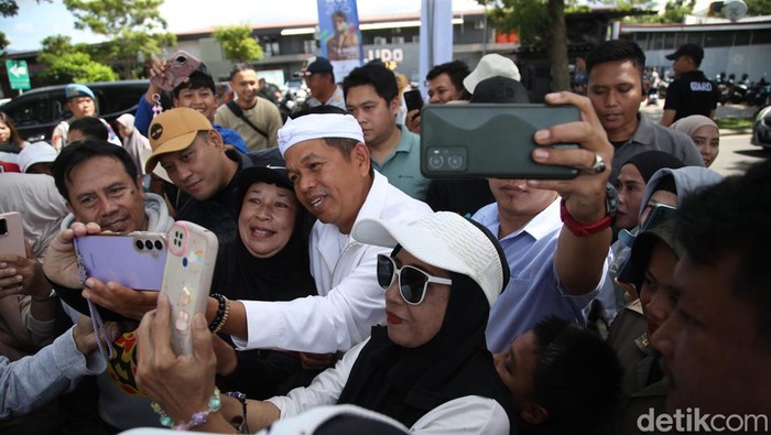 Sejumlah emak-emak mengerubuti saat kedatangan Gubernur Jawa Barat, Dedi Mulyadi pada event West Java Festival (WJF) 2025 di Kiara Artha Park, Kota Bandung, Minggu (9/11/2025). Mereka datang dengan antusias dan datang dari berbagai daerah.