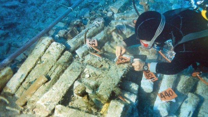 Ratusan batu bata timbal ditemukan di kapal yang tenggelam antara 50 dan 80 SM.