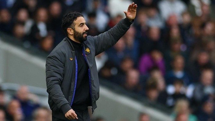 Soccer Football - Premier League - Tottenham Hotspur v Manchester United - Tottenham Hotspur Stadium, London, Britain - November 8, 2025 Manchester United manager Ruben Amorim Action Images via Reuters/Matthew Childs EDITORIAL USE ONLY. NO USE WITH UNAUTHORIZED AUDIO, VIDEO, DATA, FIXTURE LISTS, CLUB/LEAGUE LOGOS OR LIVE SERVICES. ONLINE IN-MATCH USE LIMITED TO 120 IMAGES, NO VIDEO EMULATION. NO USE IN BETTING, GAMES OR SINGLE CLUB/LEAGUE/PLAYER PUBLICATIONS. PLEASE CONTACT YOUR ACCOUNT REPRESENTATIVE FOR FURTHER DETAILS..