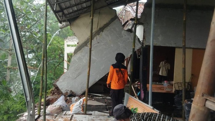 Rumah rusak tertimbun longsor tebing Sungai Pelus, Desa Dukuhwaluh, Kecamatan Kembaran, Kabupaten Banyumas, Minggu (9/11/2025).