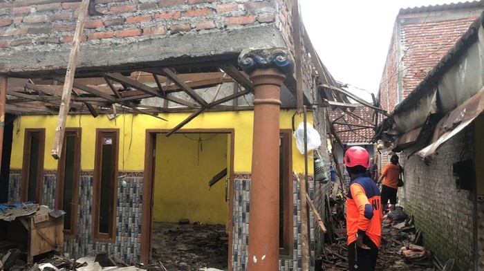 Rumah warga di Desa Kedungringin, Beji, Pasuruan rusak diterjang hujan