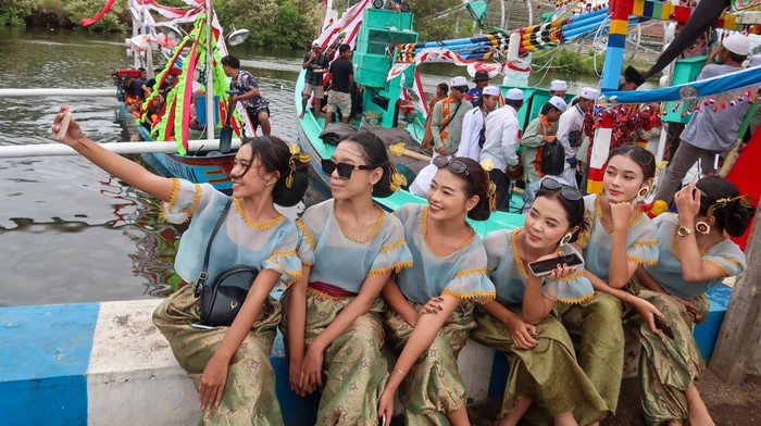 Sejumlah kapal berlayar saat acara ritual Petik Laut Kampung Mandar di Selat Bali, Banyuwangi, Jawa Timur, Minggu (9/11/2025). Tradisi masyarakat pesisir Kampung Mandar yang digelar saat memasuki musim barat ini merupakan ungkapan rasa syukur nelayan terhadap Tuhan Yang Maha Esa atas hasil laut serta doa agar tangkapan ikan semakin melimpah. ANTARA FOTO/Budi Candra Setya/sgd