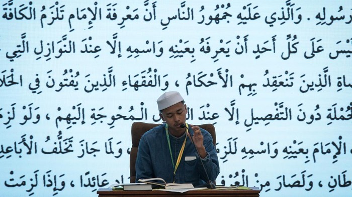 Peserta membaca kitab saat Musabaqah Qira’atil Kutub Nasional di Jakarta, Minggu (9/11/2025). Perlombaan membaca kitab yang diikuti puluhan santri dari berbagai pesantren di Indonesia tersebut mengkaji tema khusus seputar fikih siyasah atau politik Islam sebagai upaya memperkuat pemahaman politik kebangsaan di kalangan santri. ANTARA FOTO/Putra M. Akbar/sgd