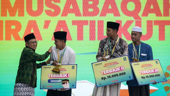 Ketua Umum Partai Kebangkitan Bangsa (PKB) Muhaimin Iskandar (kiri) berbincang dengan pemenang pertama Musabaqah Qira’atil Kutub Nasional Khairul Mu’ammar (kedua kiri) saat penutupan acara di Jakarta, Minggu (9/11/2025). Perlombaan membaca kitab yang diikuti puluhan santri dari berbagai pesantren di Indonesia tersebut mengkaji tema khusus seputar fikih siyasah atau politik Islam sebagai upaya memperkuat pemahaman politik kebangsaan di kalangan santri. ANTARA FOTO/Putra M. Akbar/sgd